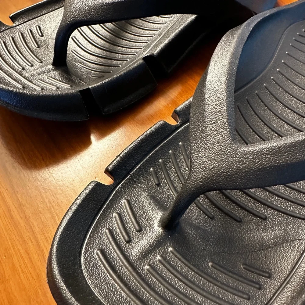 Balenciaga Rubber Flip Flops - Picture 2 of 3